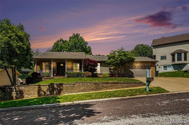 5813 Amber Place Drive, St Louis, MO 63128