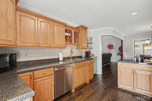 5813 Amber Place Drive, St Louis, MO 63128