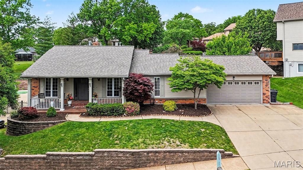 5813 Amber Place Drive, St Louis, MO 63128