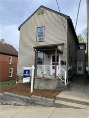 660 3rd St, Pitcairn, PA 15140
