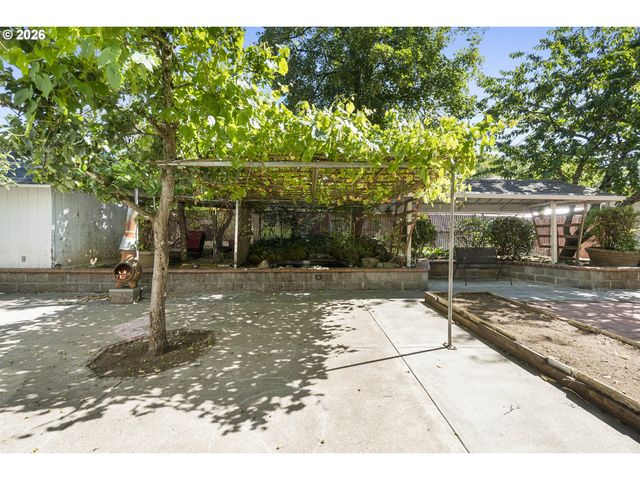 8506 Se MILL St, Portland, OR 97216