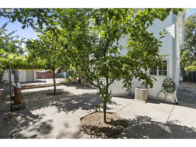 8506 Se MILL St, Portland, OR 97216