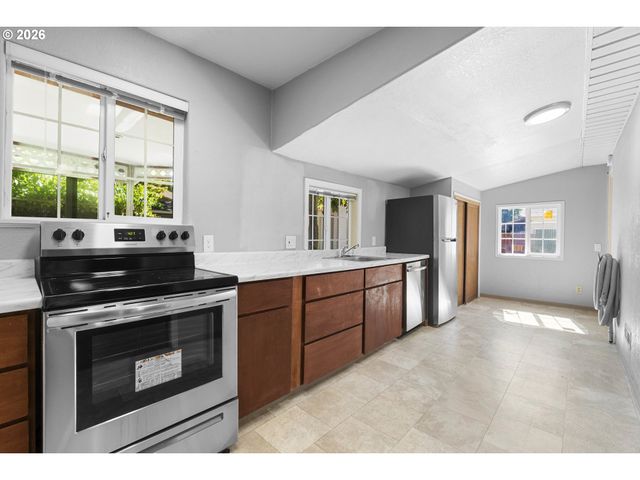 8506 Se MILL St, Portland, OR 97216