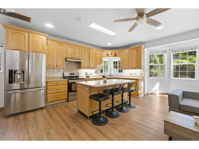 8506 Se MILL St, Portland, OR 97216