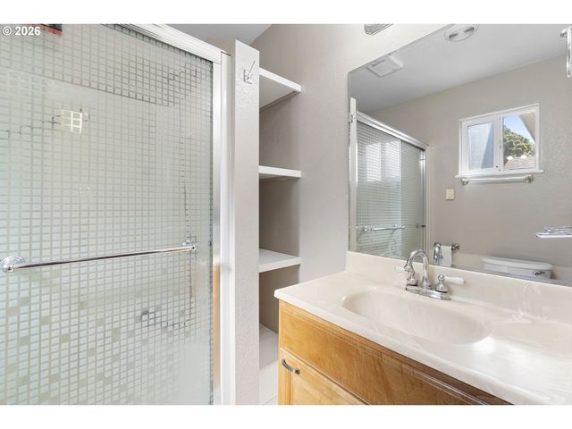 8506 Se MILL St, Portland, OR 97216
