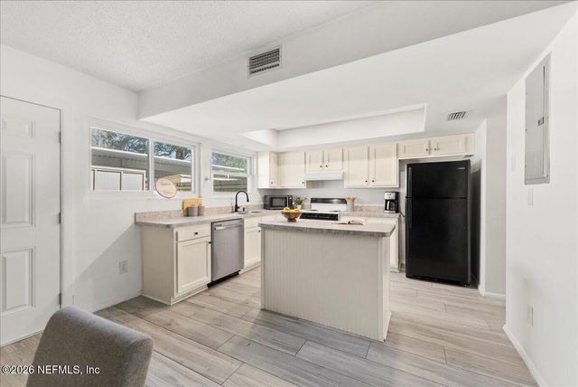 8140 SUTTON Place, Jacksonville, FL 32217