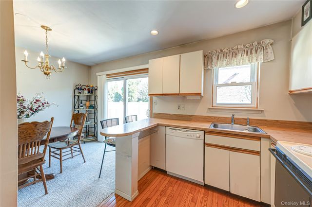 195 N Centre Avenue 25, Rockville Centre, NY 11570