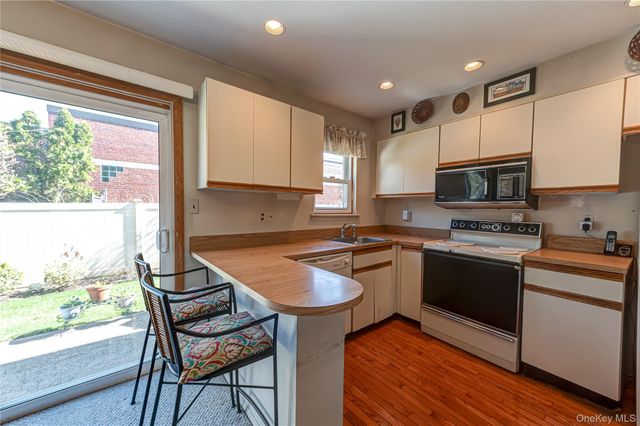 195 N Centre Avenue 25, Rockville Centre, NY 11570