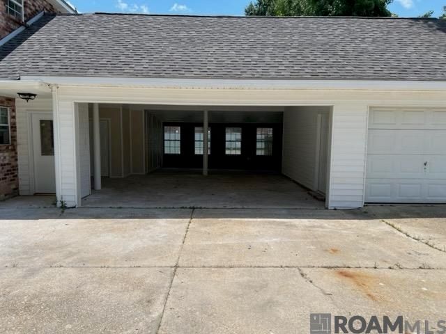 27499 Tall Oaks Dr, Walker, LA 70785