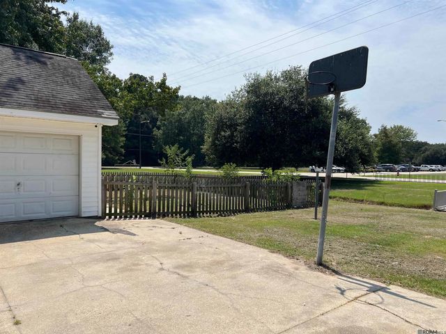 27499 Tall Oaks Dr, Walker, LA 70785