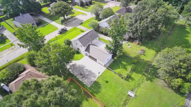 27499 Tall Oaks Dr, Walker, LA 70785