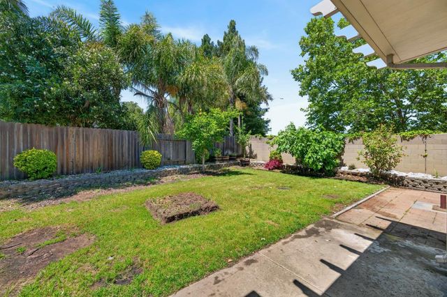 8406 Alameda Park Dr, Elk Grove, CA 95624