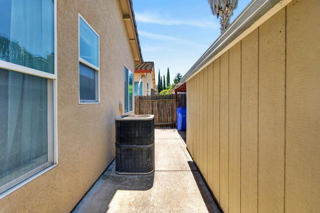 8406 Alameda Park Dr, Elk Grove, CA 95624