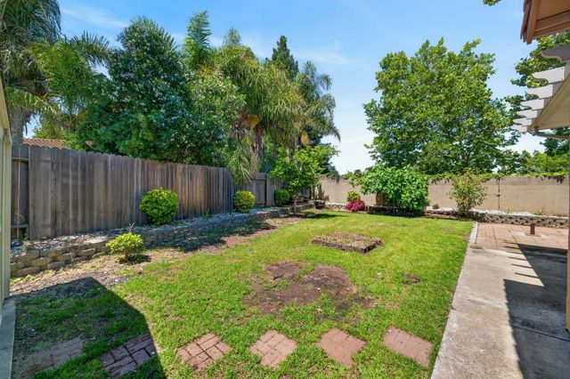 8406 Alameda Park Dr, Elk Grove, CA 95624