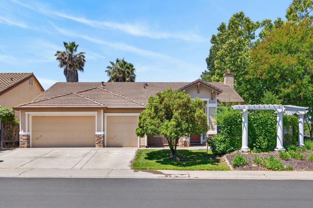 8406 Alameda Park Dr, Elk Grove, CA 95624
