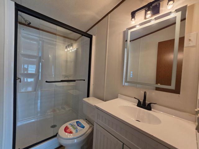 1361 Lakeshore Dr, Beechgrove, TN 37018