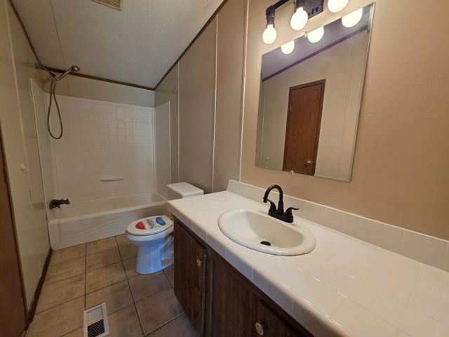 1361 Lakeshore Dr, Beechgrove, TN 37018