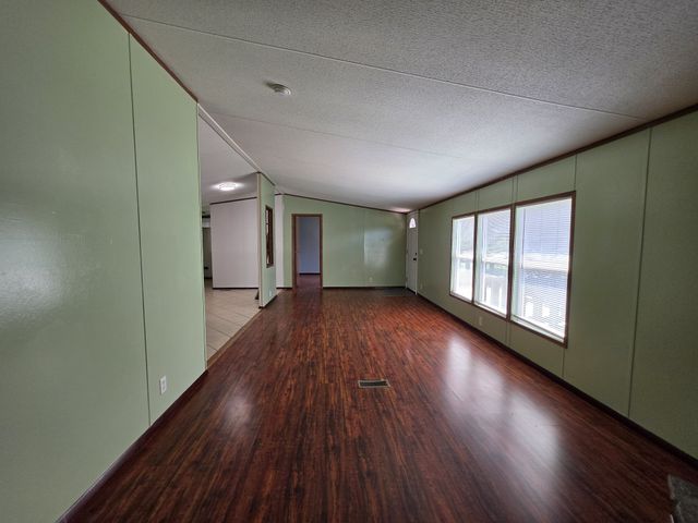 1361 Lakeshore Dr, Beechgrove, TN 37018