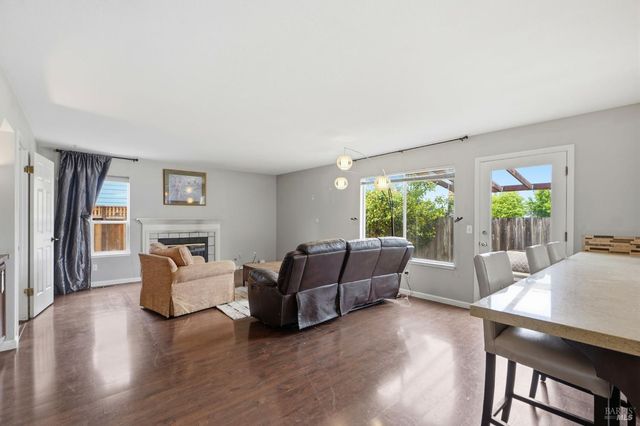 1731 Walnut Creek Dr, Santa Rosa, CA 95403