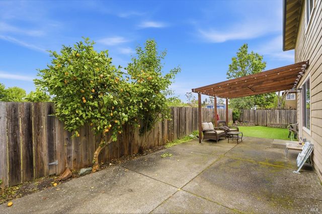 1731 Walnut Creek Dr, Santa Rosa, CA 95403