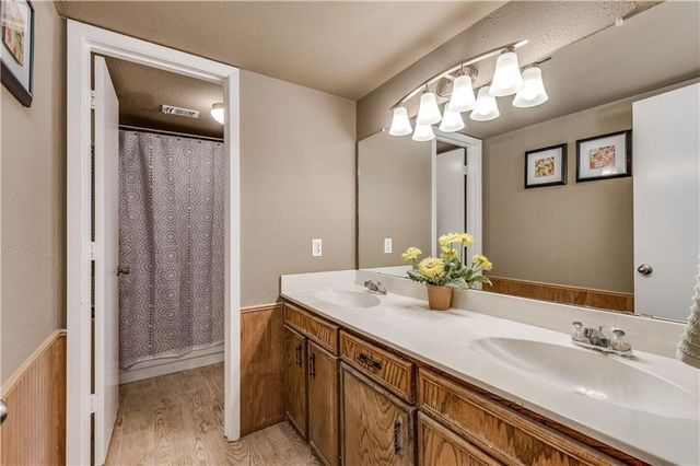 513 Hunters Glen Street, Lewisville, TX 75067