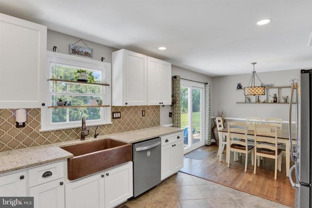 14 CARRIAGE RD, New Cumberland, PA 17070