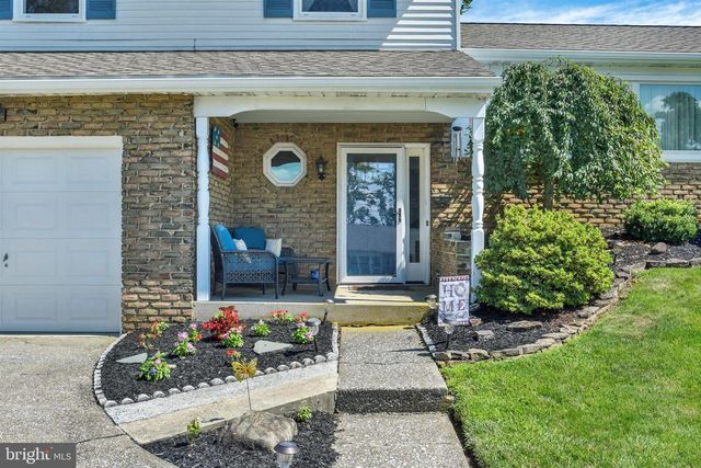 14 CARRIAGE RD, New Cumberland, PA 17070
