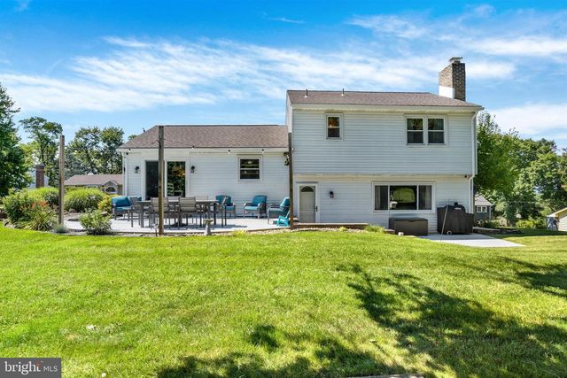 14 CARRIAGE RD, New Cumberland, PA 17070