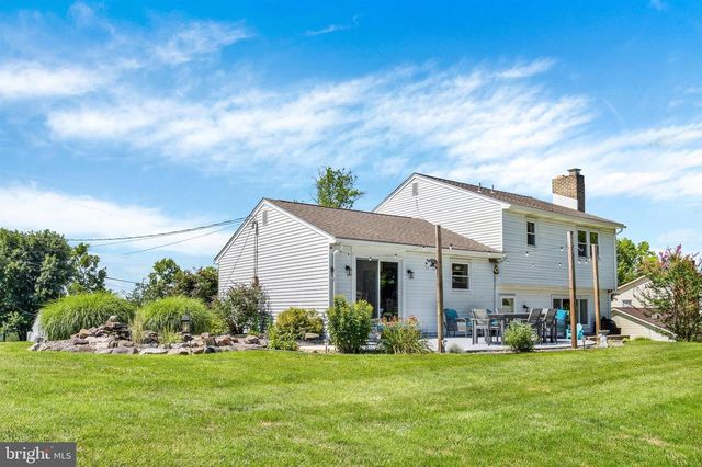 14 CARRIAGE RD, New Cumberland, PA 17070
