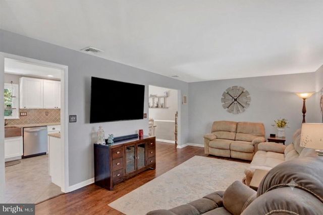 14 CARRIAGE RD, New Cumberland, PA 17070