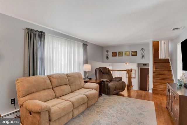14 CARRIAGE RD, New Cumberland, PA 17070