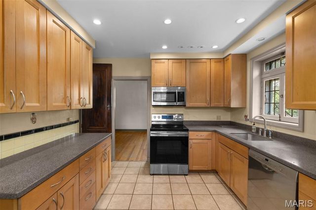 7332 Country Club Drive, St Louis, MO 63121