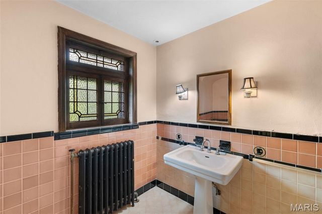 7332 Country Club Drive, St Louis, MO 63121