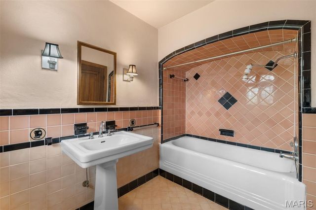 7332 Country Club Drive, St Louis, MO 63121