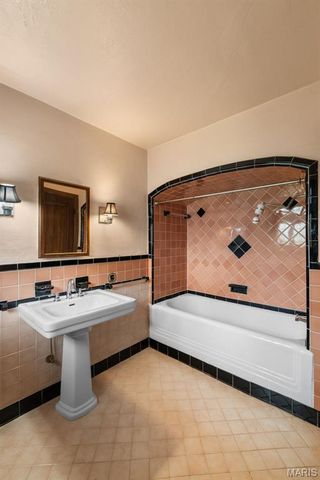 7332 Country Club Drive, St Louis, MO 63121