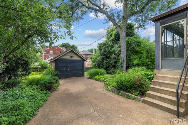 7332 Country Club Drive, St Louis, MO 63121