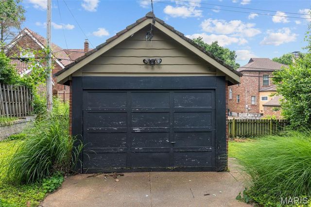 7332 Country Club Drive, St Louis, MO 63121