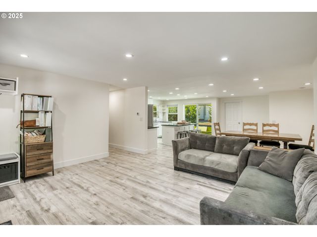 15625 S HATTAN Rd, Oregon City, OR 97045