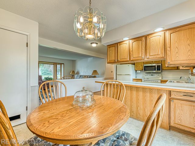 11789 Julia Drive, Green Oak Township, MI 48189
