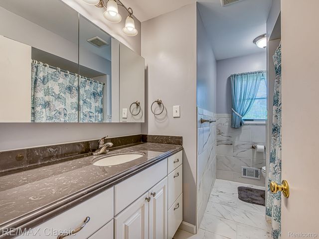 11789 Julia Drive, Green Oak Township, MI 48189