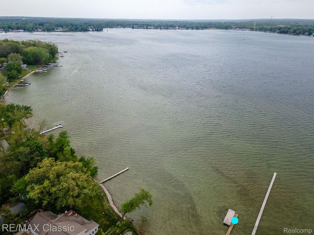 11789 Julia Drive, Green Oak Township, MI 48189