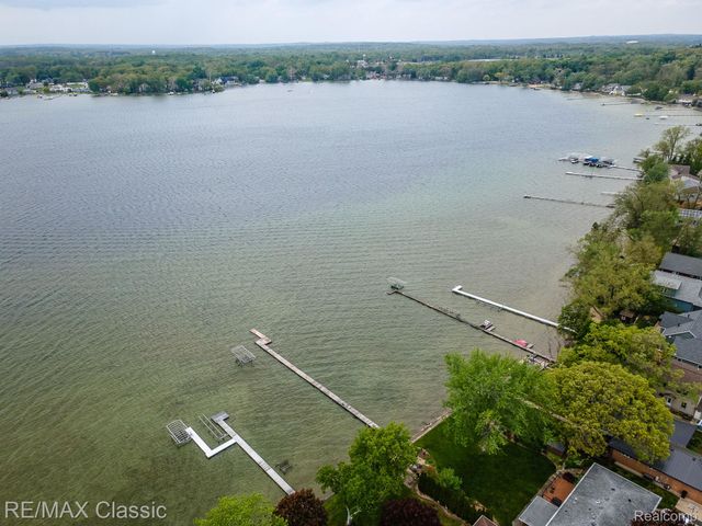 11789 Julia Drive, Green Oak Township, MI 48189