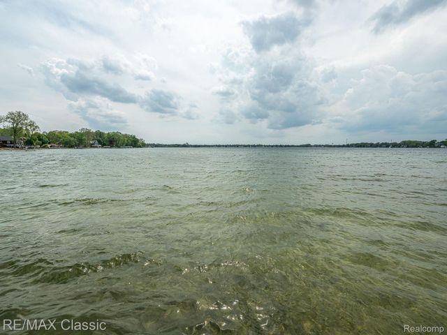 11789 Julia Drive, Green Oak Township, MI 48189