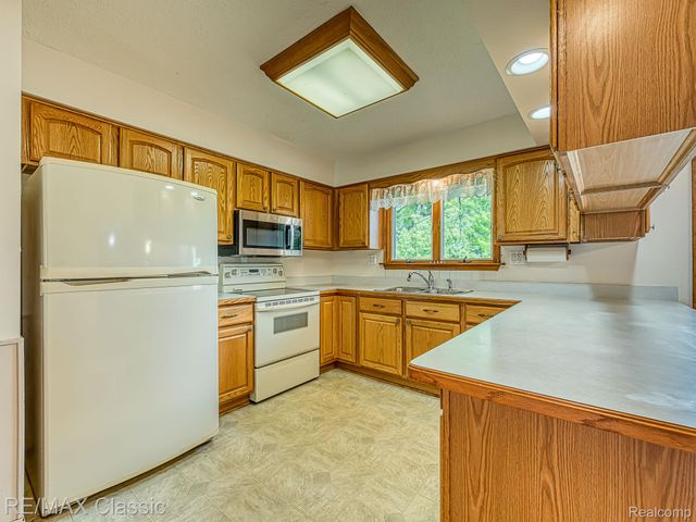 11789 Julia Drive, Green Oak Township, MI 48189