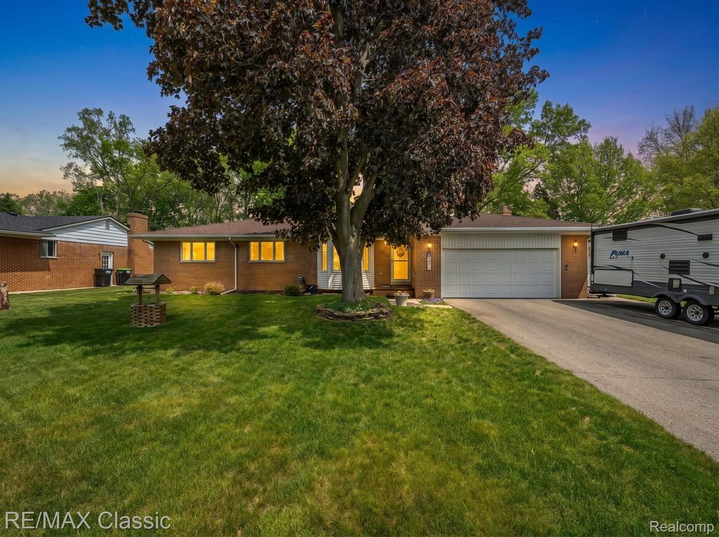 11789 Julia Drive, Green Oak Township, MI 48189