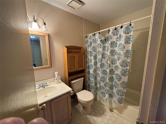 511 Race Place, Oakdale, NY 11769