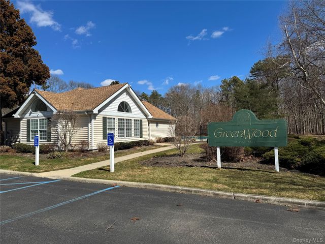 511 Race Place, Oakdale, NY 11769