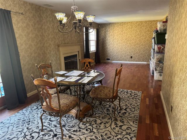 511 Race Place, Oakdale, NY 11769