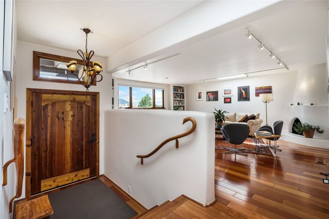 313 Loma Arisco, Santa Fe, NM 87501