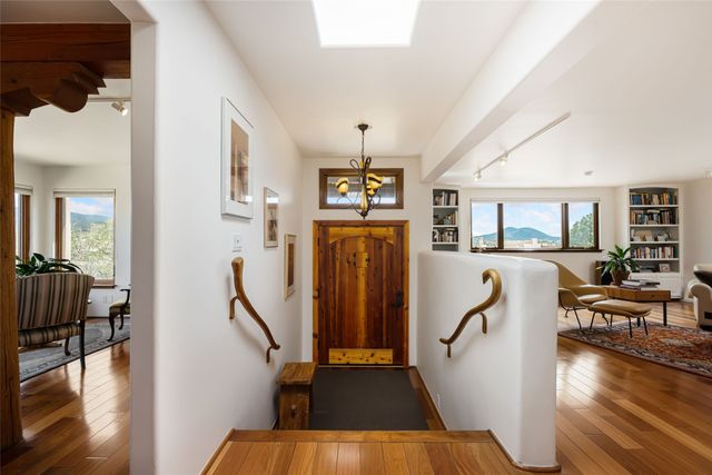 313 Loma Arisco, Santa Fe, NM 87501